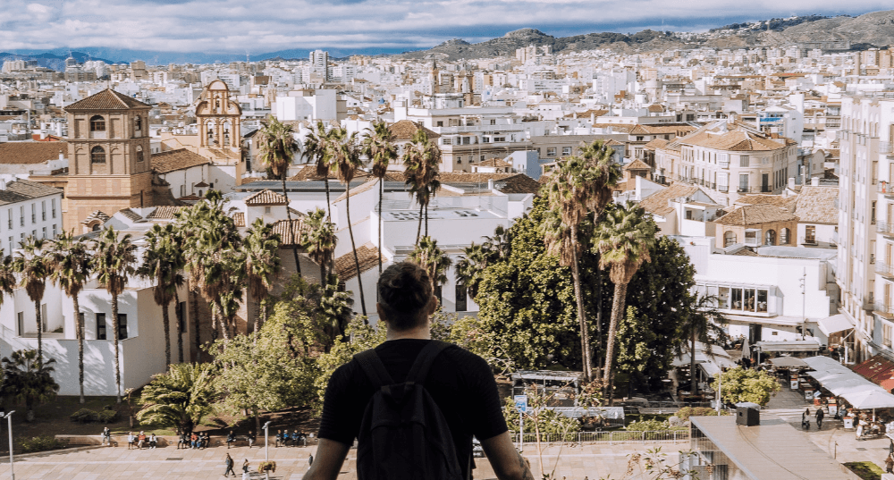 MONEZY IMAGES: TRABAJANDO DE CAMARERO EN MALAGA 